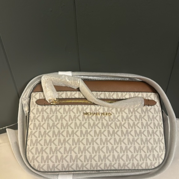 Jet Set Large Logo Crossbody Bag - Picture 1 of 3